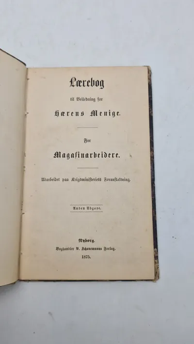 Lærebog
til Veiledning for Hærens Menige.
For Magasinarbeidere, 1875