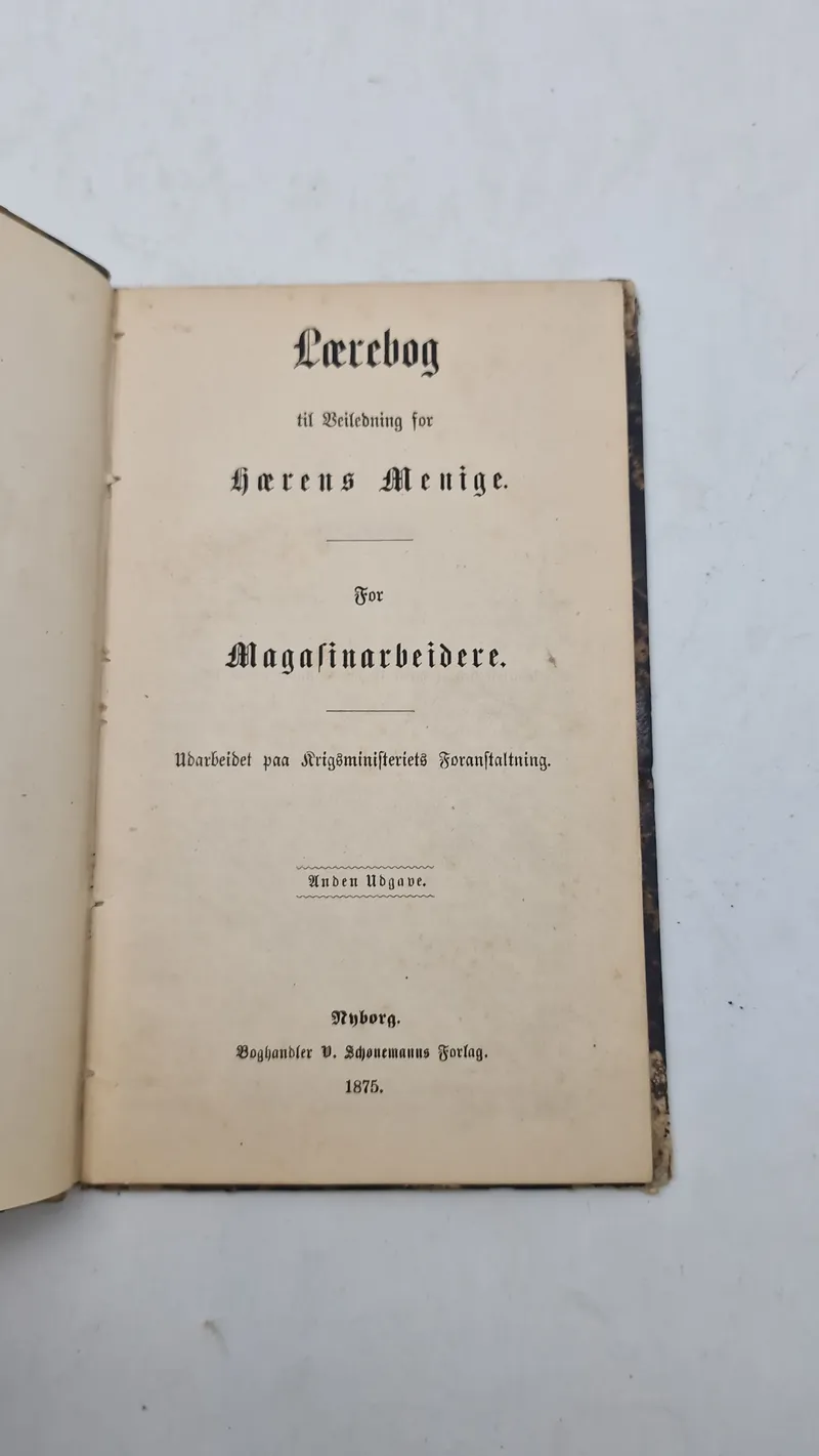 Lærebog
til Veiledning for Hærens Menige.
For Magasinarbeidere, 1875