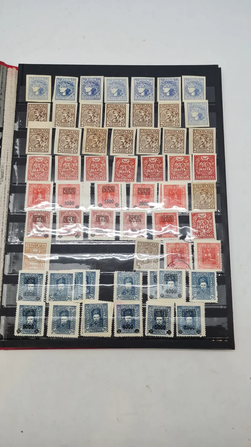 Samling frimærker i album