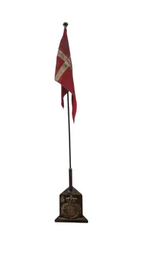 Bordflag til minde om soldatertiden (42-43) med påsat M/23 mærke