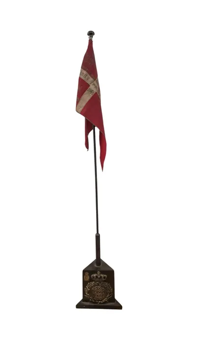 Bordflag til minde om soldatertiden (42-43) med påsat M/23 mærke