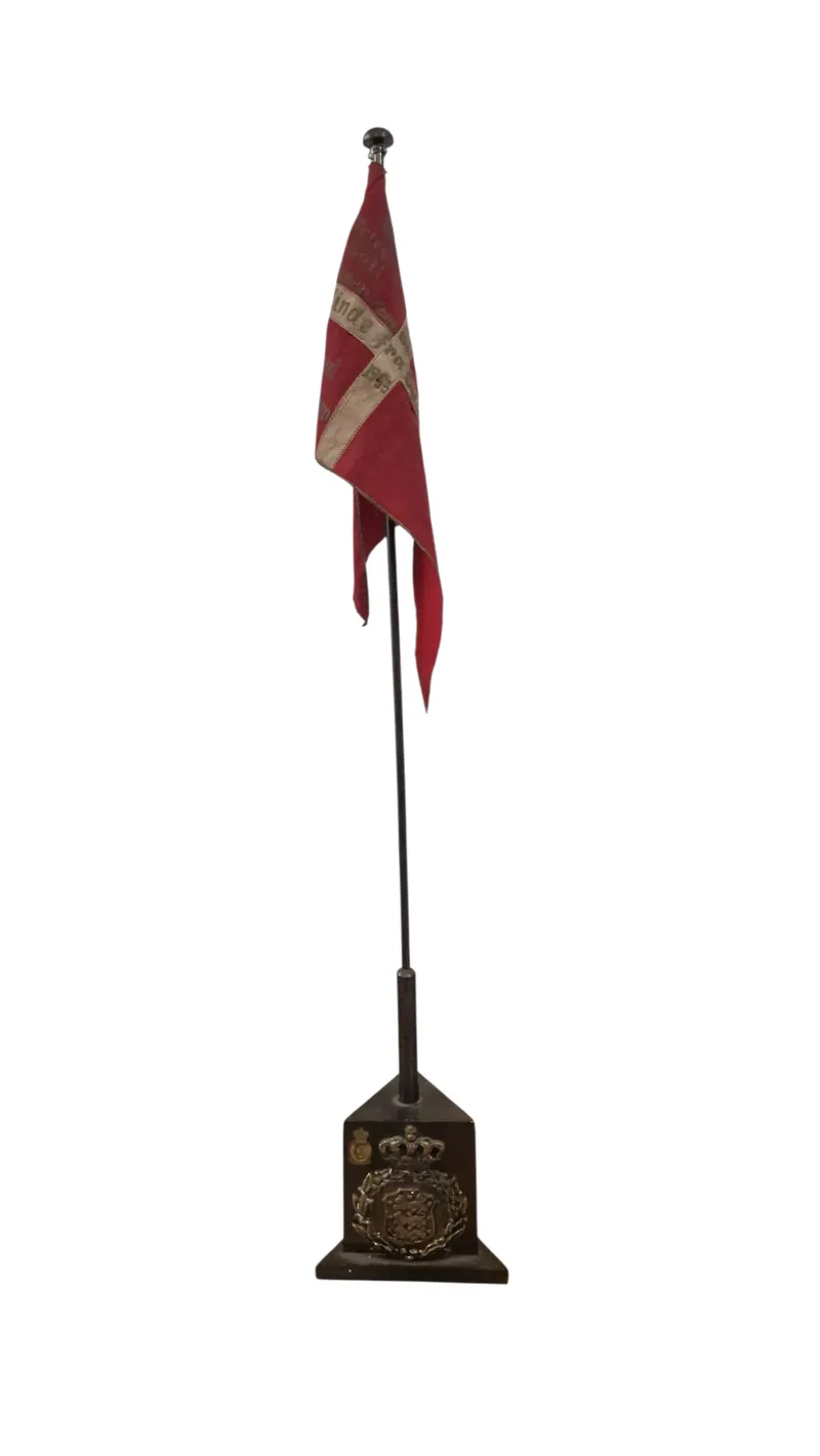 Bordflag til minde om soldatertiden (42-43) med påsat M/23 mærke