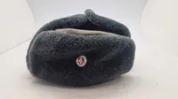 østtysk NVA ushanka-hue med kokarde i grå kunstpels