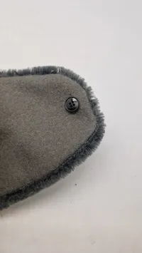 østtysk NVA ushanka-hue med kokarde i grå kunstpels