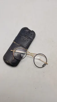 Sæt ældre briller fra sygekassens optik