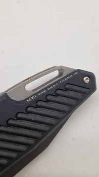 UZI defender med æske