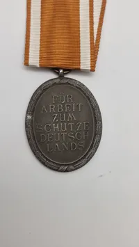 Original  Westwall medalje (Deutsche Shützwall-ehrenzeichen i tildelings pose
