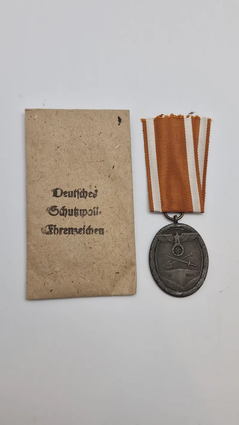 Original  Westwall medalje (Deutsche Shützwall-ehrenzeichen i tildelings pose