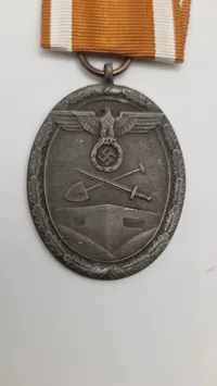 Original  Westwall medalje (Deutsche Shützwall-ehrenzeichen i tildelings pose