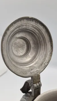 Tysk drikkekrus med tin låg
