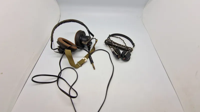 2 sæt forskellige hovedtelefoner