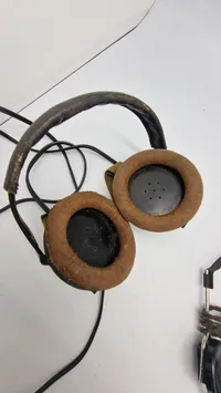2 sæt forskellige hovedtelefoner