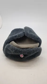 østtysk NVA ushanka-hue med kokarde i grå kunstpels