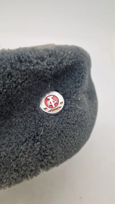 østtysk NVA ushanka-hue med kokarde i grå kunstpels