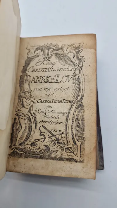 Sjældent originalt  eks af Danske lov fra 1753 med ex libris fra Knud Honoré Oldenlow ( direktør for Grønlands Styrelse fra 1938 til 1948)
