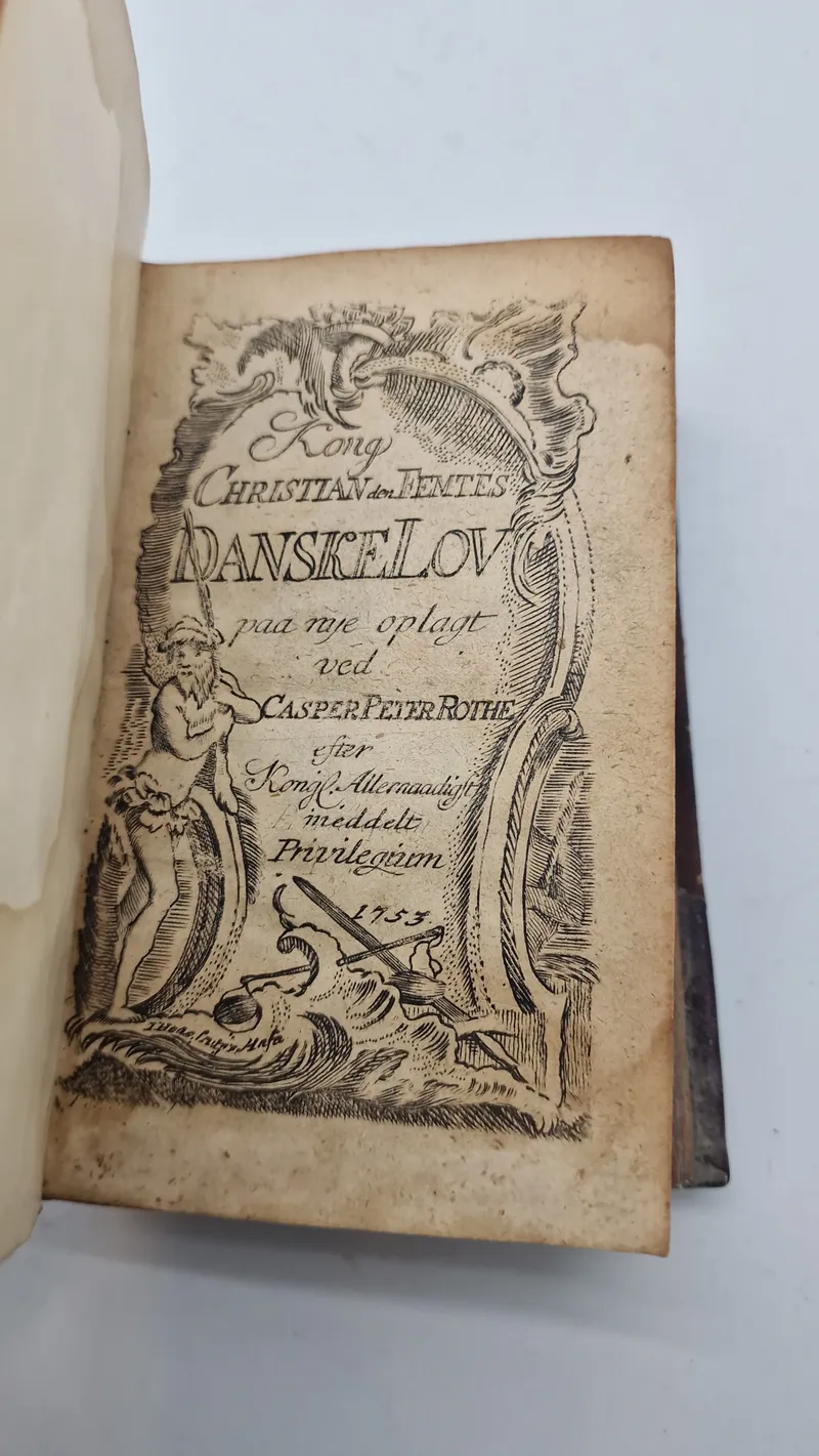Sjældent originalt  eks af Danske lov fra 1753 med ex libris fra Knud Honoré Oldenlow ( direktør for Grønlands Styrelse fra 1938 til 1948)