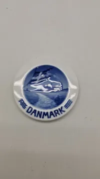 Royal Copenhagen mindeplatte med motiver af Dannebrog og Kronborg