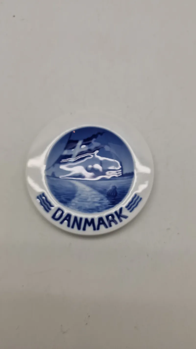 Royal Copenhagen mindeplatte med motiver af Dannebrog og Kronborg