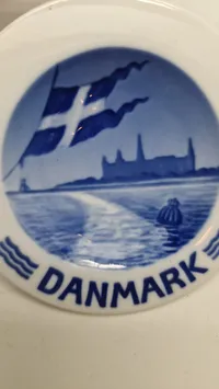 Royal Copenhagen mindeplatte med motiver af Dannebrog og Kronborg