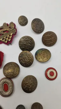 Samling regimentsmærker og knapper
