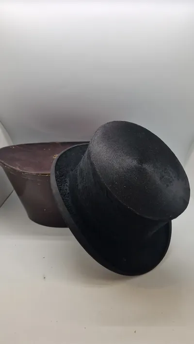 Elegant høj hat med kasse