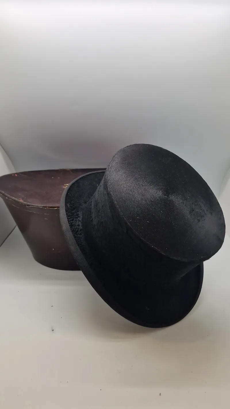 Elegant høj hat med kasse