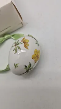 Royal Copenhagen påskeæg i porcelæn med motiv af gul anemone årgang 2008