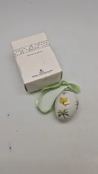 Royal Copenhagen påskeæg i porcelæn med motiv af gul anemone årgang 2008
