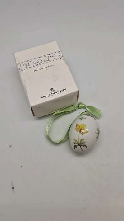 Royal Copenhagen påskeæg i porcelæn med motiv af gul anemone årgang 2008