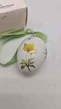 Royal Copenhagen påskeæg i porcelæn med motiv af gul anemone årgang 2008