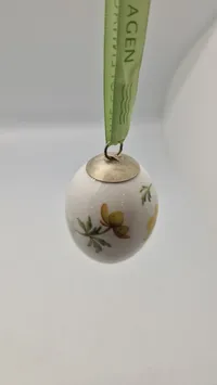 Royal Copenhagen påskeæg i porcelæn med motiv af gul anemone årgang 2008