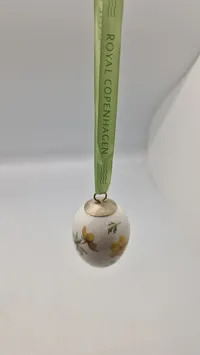Royal Copenhagen påskeæg i porcelæn med motiv af gul anemone årgang 2008