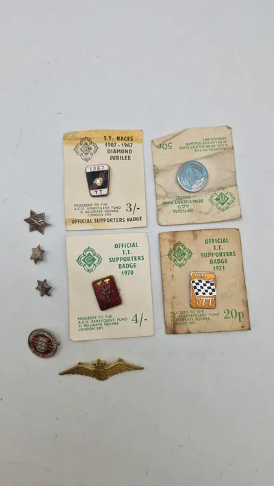Samling pins og mærker