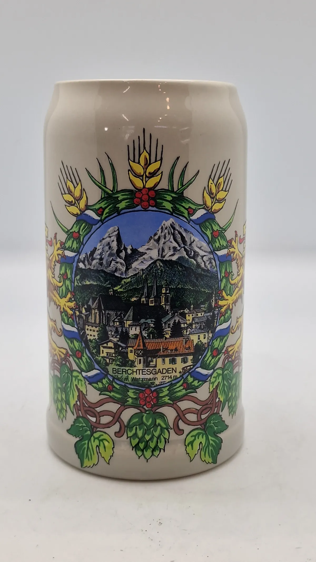 Stort keramisk ølkrus med et malet motiv af Berchtesgaden og Watzmann-bjerget.