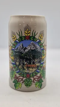 Stort keramisk ølkrus med et malet motiv af Berchtesgaden og Watzmann-bjerget.