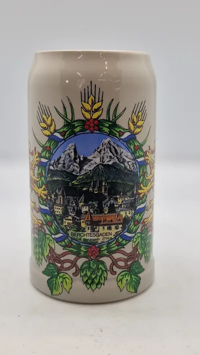 Stort keramisk ølkrus med et malet motiv af Berchtesgaden og Watzmann-bjerget.