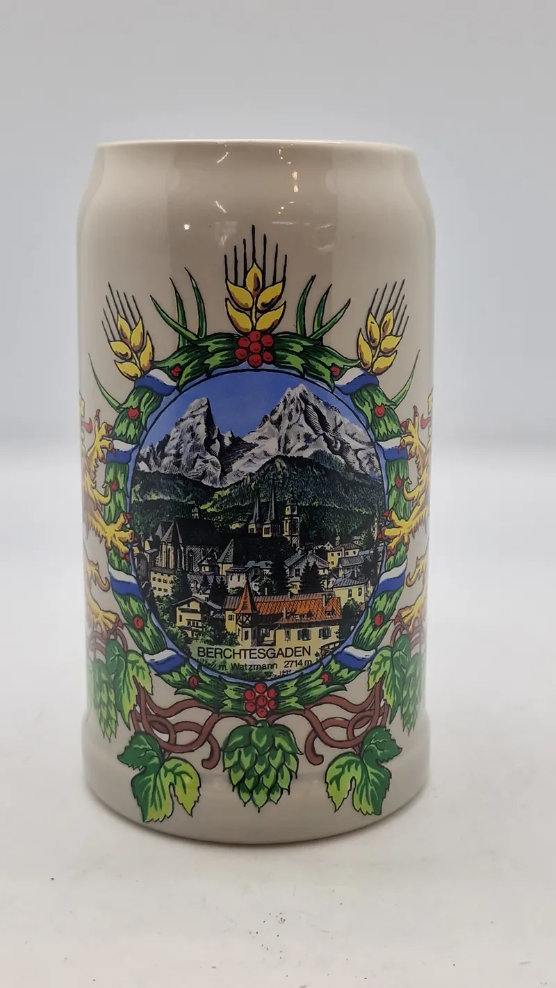 Stort keramisk ølkrus med et malet motiv af Berchtesgaden og Watzmann-bjerget.