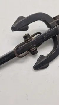 miniature-klo-type anker, også kendt som et Bruce-anker, med inskriptionen "D. HINDENBURG”.