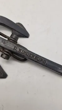 miniature-klo-type anker, også kendt som et Bruce-anker, med inskriptionen "D. HINDENBURG”.
