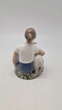 Bing & Grøndahl figur af en pige med lam, modelnummer 2336