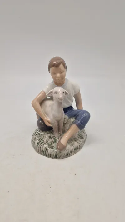 Bing & Grøndahl figur af en pige med lam, modelnummer 2336