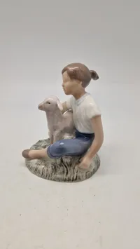 Bing & Grøndahl figur af en pige med lam, modelnummer 2336