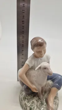 Bing & Grøndahl figur af en pige med lam, modelnummer 2336