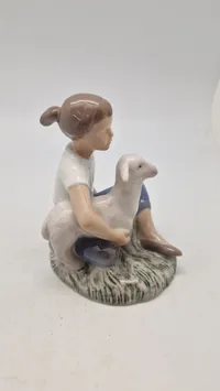 Bing & Grøndahl figur af en pige med lam, modelnummer 2336