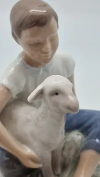 Bing & Grøndahl figur af en pige med lam, modelnummer 2336