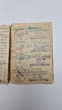 Original tysk hjelm med solbuch. Opsat på plade med fuld historie (såret på fronten)