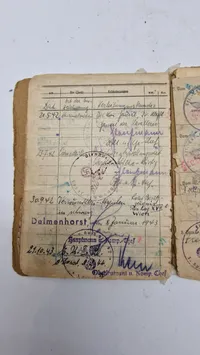 Original tysk hjelm med solbuch. Opsat på plade med fuld historie (såret på fronten)