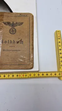 Original tysk hjelm med solbuch. Opsat på plade med fuld historie (såret på fronten)