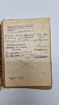 Original tysk hjelm med solbuch. Opsat på plade med fuld historie (såret på fronten)