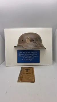 Original tysk hjelm med solbuch. Opsat på plade med fuld historie (såret på fronten)